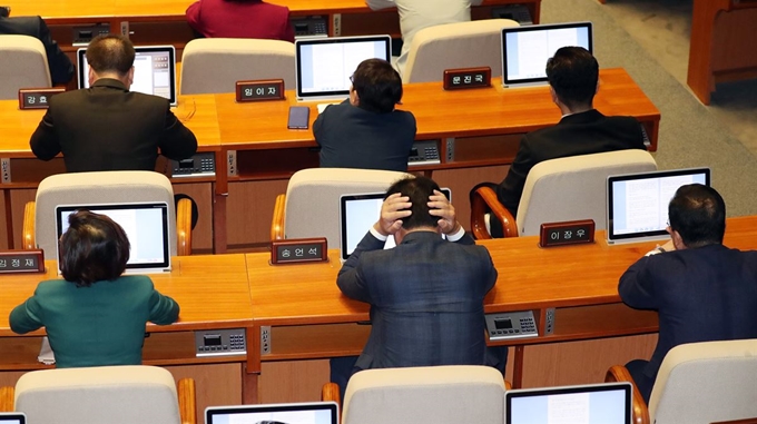 자유한국당 송언석 의원이 22일 오전 국회 본회의장에서 문재인 대통령이 2020년도 예산안 시정연설을 하는 동안 귀를 막고 있다. 연합뉴스