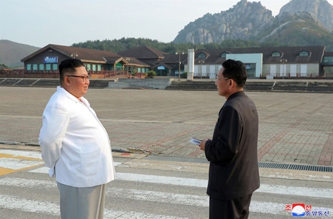 김정은 북한 국무위원장이 금강산관광지구를 현지 지도하고 금강산에 설치된 남측 시설 철거를 지시했다고 조선중앙통신이 23일 보도했다. 조선중앙통신이 공개한 금강산관광지구 사진. 고성=조선중앙통신 연합뉴스