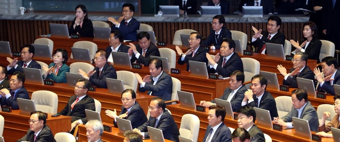 자유한국당 의원들이 22일 문재인 대통령이 2020년도 예산안 시정연설에서 고위공직자범죄수사처 관련 내용을 말하자 양 손으로 X자를 그려 보이며 반대 의사를 표시하고 있다. 연합뉴스