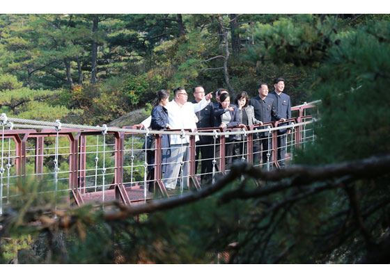 북한 김정은 국무위원장이 금강산관광지구를 시찰했다고 23일 노동신문이 보도했다. 이날 보도에 따르면 김 위원장은 "고성항과 해금강호텔, 문화회관, 금강산호텔, 금강산옥류관, 금강펜션타운, 구룡마을, 온천빌리지, 가족호텔, 제２온정각, 고성항회집, 고성항골프장, 고성항출입사무소 등 남조선측에서 건설한 대상들과 삼일포와 해금강, 구룡연일대를 돌아보며 자연경관을 훼손하는 시설물에 대해 엄하게 지적했다"고 보도했다. 노동신문 캡처 뉴시스