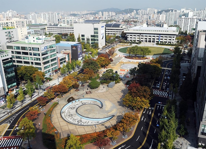 차도로 분리됐던 인천시청사와 옛 미래광장을 지상으로 연결해 만든 광장인 ‘인천애뜰’이 내달 1일 정식 개장한다. 사진은 22일 인천애뜰 모습. 인천시 제공