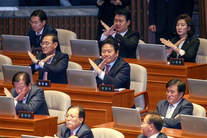 자유한국당의 나경원 원내대표와 지도부가 22일 국회 본회의장에서 문재인 대통령의 시정연설 중 손으로 X를 만들고 있다. 뉴스1