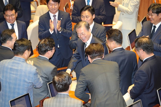 문재인 대통령이 22일 국회에서 내년도 예산안 관련 시정연설을 하기 위해 본회의장으로 들어서고 있다. 청와대사진기자단