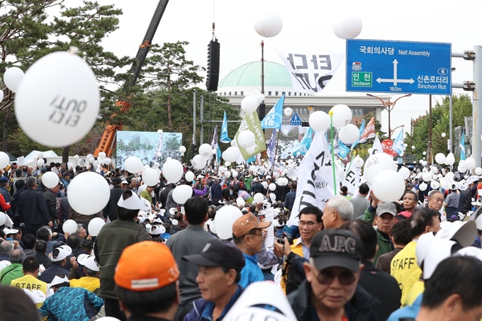 서울개인택시운송사업조합이 23일 서울 여의도 국회 앞 의사당대로에서 차량호출서비스 '타다'를 규탄하는 집회 '택시대동제'를 하고 있다. 풍선 날리기 퍼포먼스를 하고 있다. 뉴시스