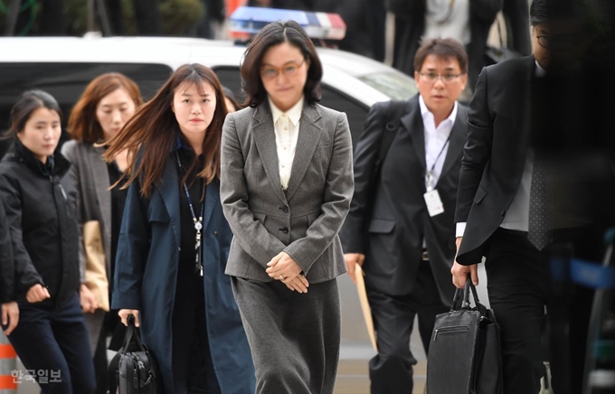 조국 전 법무부 장관의 부인 정경심 동양대 교수가 영장실질심사를 받기 위해 23일 서초동 서울중앙지법으로 들어서고 있다. 서재훈 기자