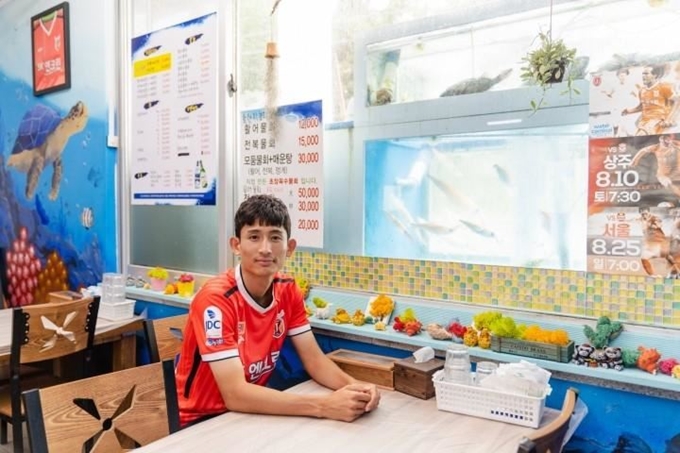 프로축구 제주 유나이티드 김지운이 구단 후원의 집 해사랑에서 전역 기념 촬영을 하고 있다. 제주유나이티드 제공