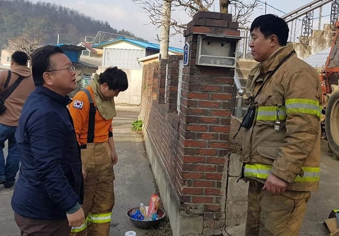 지난 4월 22일 당시 행정안전부 장관이던 김부겸 더불어민주당 의원이 "임기 마지막 날 고성 산불 현장에서"라는 글과 함께 자신의 페이스북에 올린 사진. 페이스북 캡처