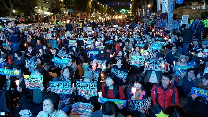 사법적폐청산 범국민시민연대 참가자들과 시민들이 23일 오후 9시 서울 서초동 대검찰청 앞에서 열린 ‘정경심 교수 응원 촛불문화제’에서 피켓을 들고 구호를 외치고 있다. 김진웅 기자