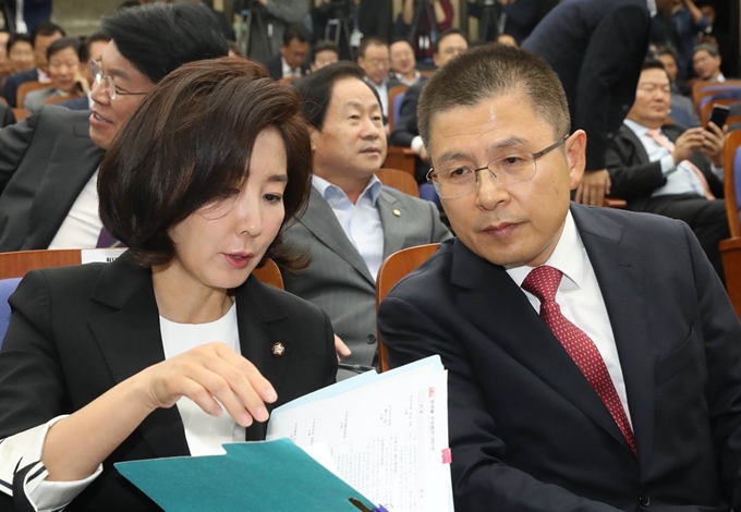 자유한국당 황교안(오른쪽) 대표와 나경원 원내대표가 22일 국회에서 열린 의원총회에서 이야기하고 있다. 연합뉴스.