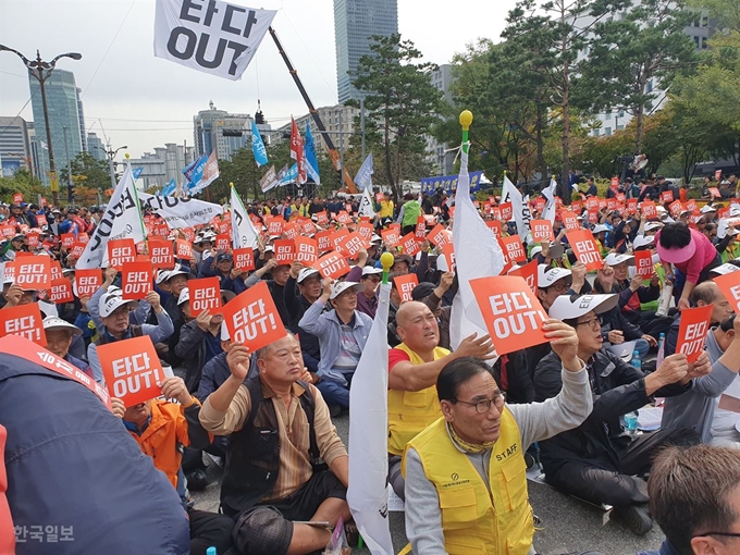 [저작권 한국일보]서울개인택시운송사업조합 조합원들이 23일 서울 여의도 국회 앞에서 '타다 아웃, 상생과 혁신을 위한 택시 대동제'에 참가해 타다 서비스 퇴출을 촉구하고 있다. 최은서 기자