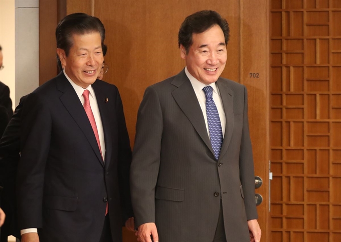 이낙연 국무총리가 23일 일본 도쿄(東京) 한국대사관에서 공명당의 야마구치 나쓰오(山口那津男) 대표와의 면담을 위해 회의실로 입장하며 미소 짓고 있다. 도쿄=연합뉴스