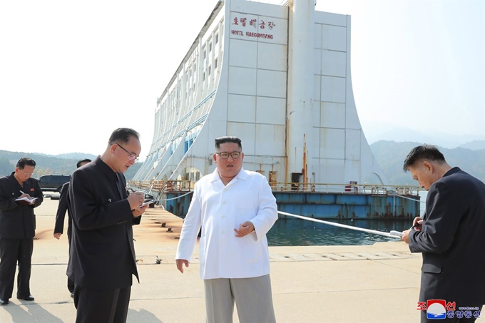 김정은 북한 국무위원장이 금강산 관광지구를 현지 지도하고 금강산에 설치된 남측 시설 철거를 지시했다고 조선중앙통신이 23일 보도했다. 사진은 시찰 중인 김 위원장. 평양=조선중앙통신 연합뉴스