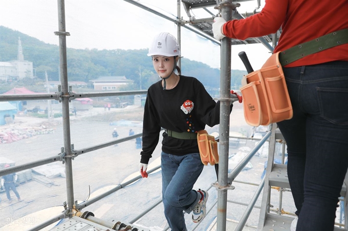 [저작권 한국일보] 2019 미스코리아 ‘미’ 신혜지가 23일 충남 천안시 목천읍에서 한국해비타트 희망드림주택 건축 봉사활동을 펼쳤다. 천안=추진혁 기자.