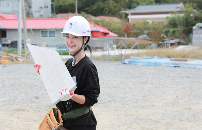 [저작권 한국일보] 2019 미스코리아 ‘미’ 신혜지가 23일 충남 천안시 목천읍에서 한국해비타트 희망드림주택 건축 봉사활동을 펼쳤다. 천안=추진혁 기자.