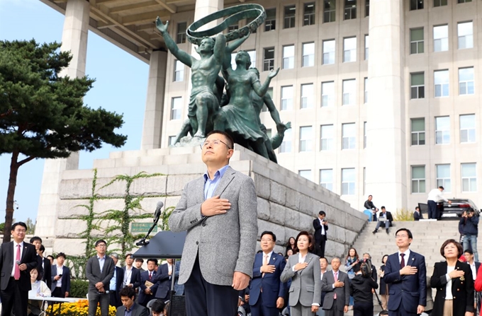 황교안 자유한국당 대표가 24일 국회 본관 앞 태극기앞에서 외교안보 정책비전 '민평론' 발표를 마치고 국기에대한 경례를 하고 있다. 뉴스1