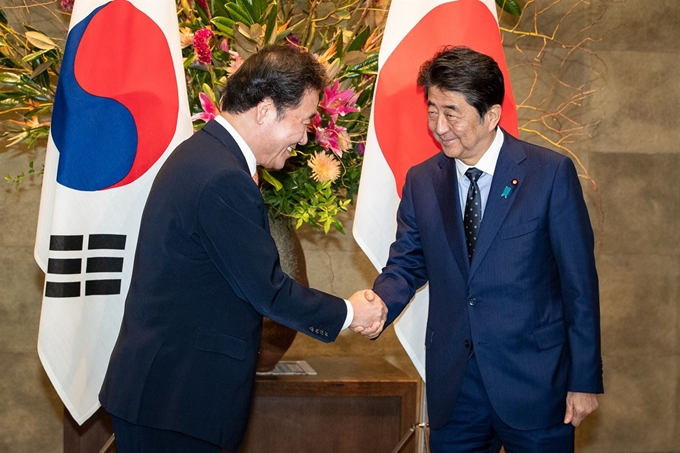 이낙연(왼쪽) 국무총리가 24일 오전 일본 도쿄 총리관저에서 아베 신조 일본 총리와의 회담에 앞서 악수하고 있다. 도쿄=연합뉴스