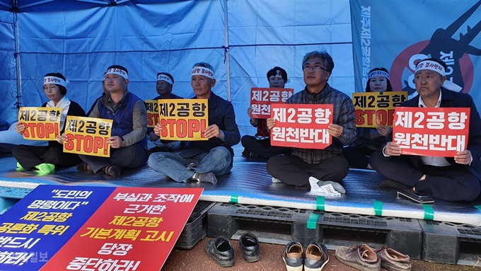 [저작권 한국일보]24일 오전 제주 제2공항 강행저지 비상도민회의 상임대표단이 제주도의회 앞에서 '제2공항 건설 갈등해소를 위한 도민공론화 지원 특별위원회 구성 결의안' 통과를 촉구하며 단식농성에 돌입했다. 김영헌 기자.