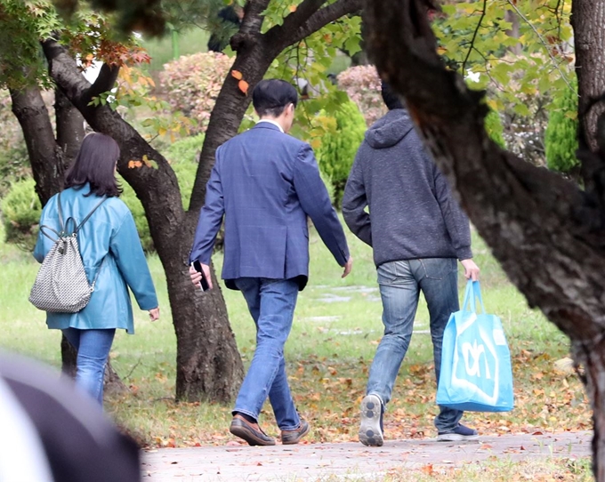 조국(가운데) 전 법무부 장관이 24일 부인 정경심 교수의 접견을 위해 아들 등과 함께 경기 의왕시 서울구치소 접견실로 향하고 있다. 연합뉴스