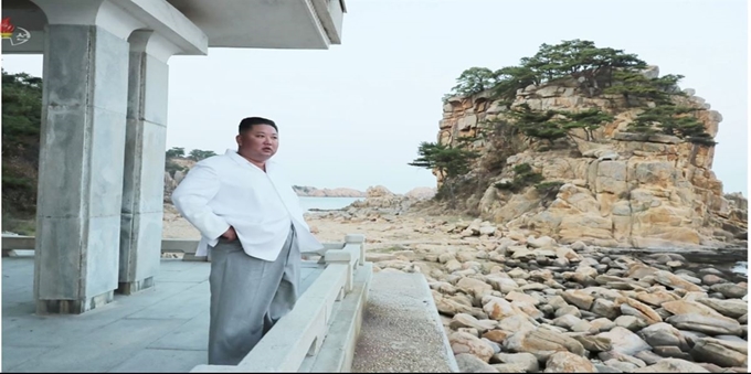 김정은 북한 국무위원장이 금강산관광지구를 현지지도하고 금강산에 설치된 남측 시설 철거를 지시했다고 조선중앙TV가 23일 보도했다. 사진은 중앙TV가 공개한 김 위원장의 시찰 모습. 연합뉴스