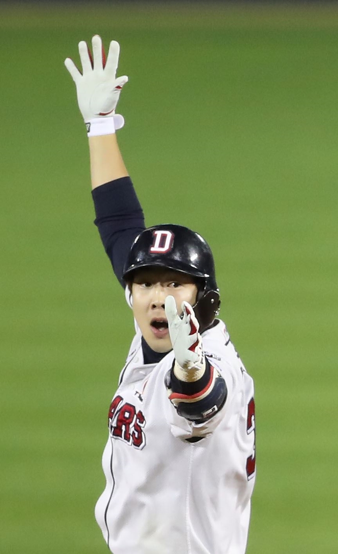 산 박건우가 23일 한국시리즈 2차전에서 끝내기 안타를 친 후 환호하고 있다. 연합뉴스.