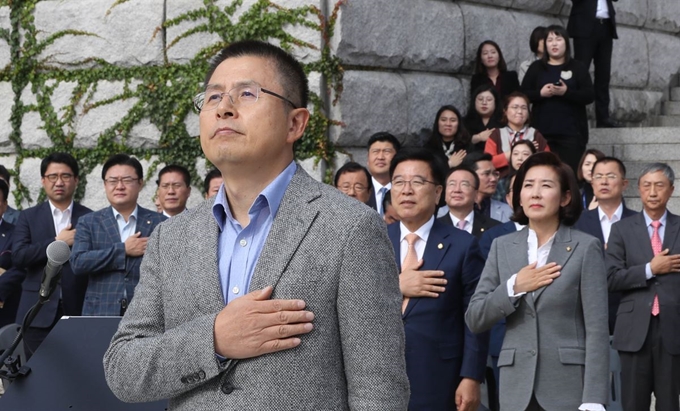 황교안 자유한국당 대표가 24일 국회 본관 앞에서 열린 자유한국당 외교안보 정책비전 발표 '자유와 평화의 G5를 향하여'에서 국기에 대한 경례를 하고있다. 연합뉴스