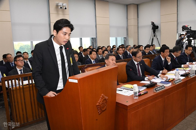 [저작권 한국일보] 클럽 버닝썬 사건 최초 신고자로 알려진 김상교(왼쪽)씨가 24일 오후 국회 행정안전위원회에서 열린 경찰청 등 종합 국정감사에 참고인으로 출석해 의원들 질의에 답변하고 있다. 오대근 기자