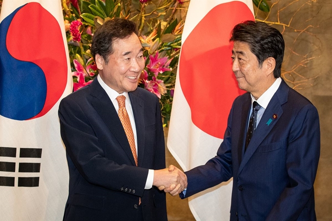 이낙연 국무총리가 24일 오전 일본 도쿄(東京) 총리관저에서 아베 신조(安倍晋三) 총리와 악수하고 있다. 도쿄=연합뉴스