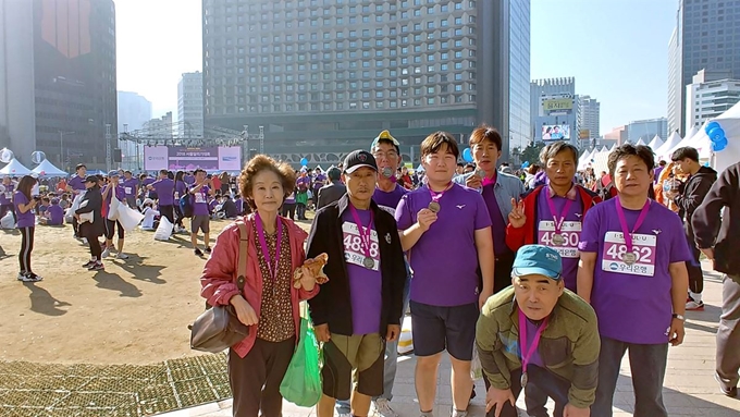 창신동쪽방상담소에서 해피빈을 통해 받은 후원으로 쪽방촌 사람들과 함께 참여한 '서울달리기대회'. 창신동쪽방상담소 제공