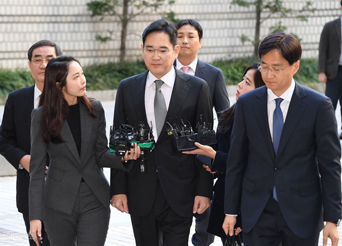 이재용 삼성전자 부회장이 이어진 질문에 아무 말없이 파기환송심 첫 공판이 열리는 법정으로 향하고 있다.오대근기자