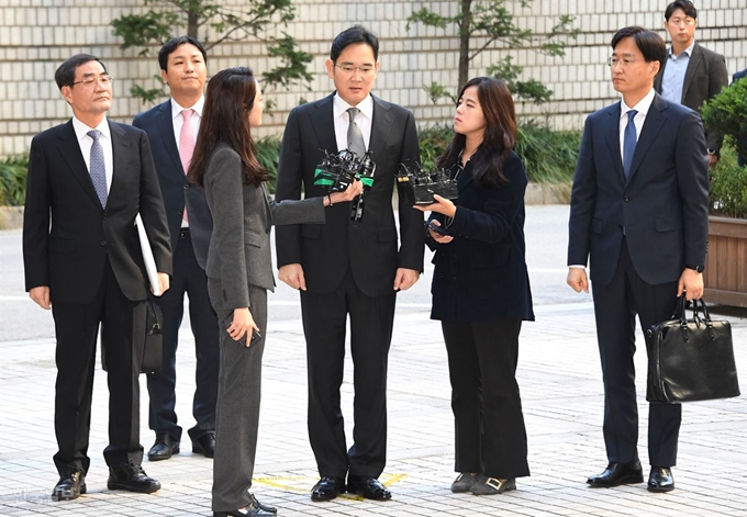 이재용 삼성전자 부회장이 25일 오전 서울 서초구 서울고등법원에서 열린 파기환송심 첫 공판에 출석하기 위해 법정으로 향하며 언론의 질문에 답변하고 있다.오대근기자