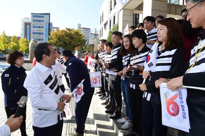 경북 김천시청 직원들이 25일 독도의 날을 맞아 티셔츠 입고 출근하기 행사 후 김충섭 시장이 직원들과 인사를 나누고 있다. 김천시 제공