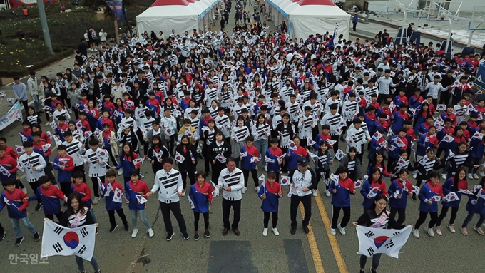 독도의 날인 25일 경북 포항시 영일대 해수욕장 해상 누각 광장에서 경북 지역 학생, 일반 시민 등 1,000명이 독도사랑 플래시몹을 선보이면서 독도수호의지를 다지고 있다. 김재현기자 k-jeahyun@hankookilbo.com