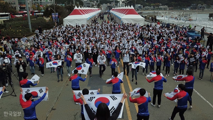 독도의 날인 25일 경북 포항시 영일대 해수욕장 해상 누각 광장에서 경북 지역 학생, 일반 시민 등 1,000명이 독도사랑 플래시몹을 선보이면서 독도수호의지를 다지고 있다. 김재현기자 k-jeahyun@hankookilbo.com