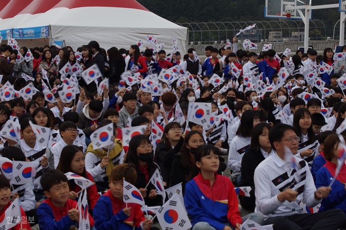 독도의 날인 25일 경북 포항시 영일대 해수욕장 해상 누각 광장에서 포항지역 학생들이 독도 관련 공연을 관람하고 있다. 김재현기자 k-jeahyun@hankookilbo.com