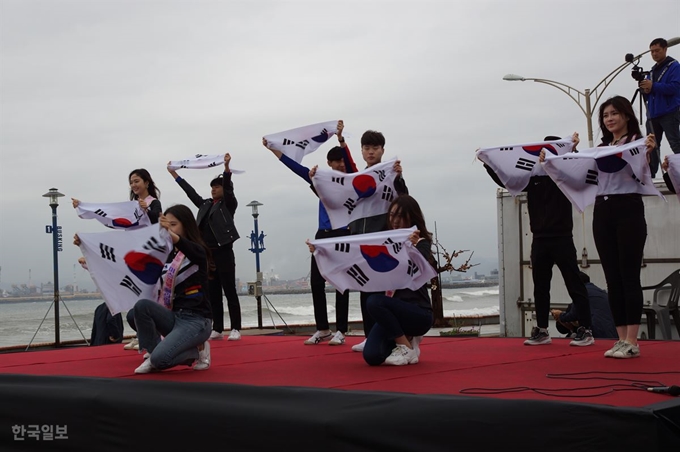 독도의 날인 25일 경북 포항시 영일대 해수욕장 해상 누각 광장에서 미스대구경북 수상자들이 '오! 나의 독도' 노래에 맞춰 군무를 선보이고 있다. 김재현기자 k-jeahyun@hankookilbo.com