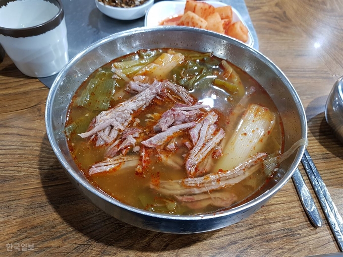 자극적이지 않고 담백한 국물 맛은 부민옥 육개장의 특징이다. 김민준 인턴기자