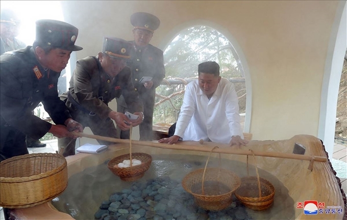 김정은 북한 국무위원장이 완공을 앞둔 평안남도 양덕군 온천관광지구 건설장을 현지지도했다고 조선중앙통신이 25일 보도했다. 김 위원장이 온천 달걀을 보고 있다. 연합뉴스