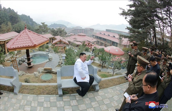 김정은 북한 국무위원장이 완공을 앞둔 평안남도 양덕군 온천관광지구 건설장을 현지지도했다고 조선중앙통신이 25일 보도했다. 김 위원장이 간부들과 관광지구 시설을 둘러보고 있다. 연합뉴스