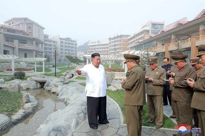 김정은 북한 국무위원장이 완공을 앞둔 평안남도 양덕군 온천관광지구 건설장을 현지지도했다고 조선중앙통신이 25일 보도했다. 연합뉴스