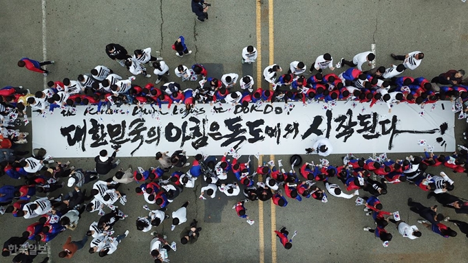 [저작권 한국일보]독도의 날인 25일 경북 포항시 영일대 해수욕장 해상 누각 광장에서 율산 리홍재 선생이 15m 길이 천에 타묵 퍼포먼스를 선보이고 있다. 김재현기자 k-jeahyun@hankookilbo.com