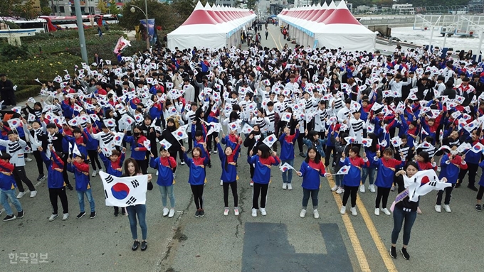 [저작권 한국일보]독도의 날인 25일 경북 포항시 영일대 해수욕장 해상 누각 광장에서 경북 지역 학생, 일반 시민 등 1,000명이 독도사랑 플래시몹을 선보이면서 독도수호의지를 다지고 있다. 김재현기자 k-jeahyun@hankookilbo.com