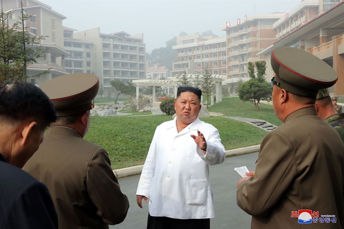 김정은 북한 국무위원장이 완공을 앞둔 평남 양덕군 온천관광지구 건설장을 현지지도했다고 조선중앙통신이 25일 보도했다. 연합뉴스