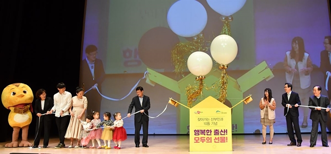 경북도가 30일 도청 동락관에서 분만산부인과가 없는 지역을 대상으로 운영하는 '찾아가는 산부인과' 10주년 기념행사를 열고 있다. 경북도 제공