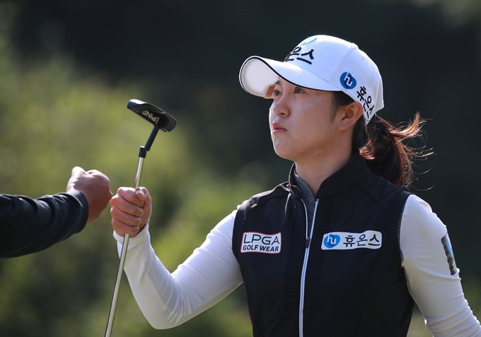 이승연이 25일 오전 부산 기장군 'LPGA 인터내셔널 부산'에서 열린 LPGA BMW 챔피언십 대회 2라운드 1번홀에서 퍼트를 성공한 뒤 캐디와 주먹을 맞대고 있다. 부산=연합뉴스