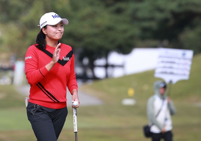 고진영이 25일 부산 기장군 'LPGA 인터내셔널 부산'에서 열린 LPGA BMW 챔피언십 대회 2라운드 12번홀에서 갤러리를 향해 인사하고 있다. 부산=연합뉴스