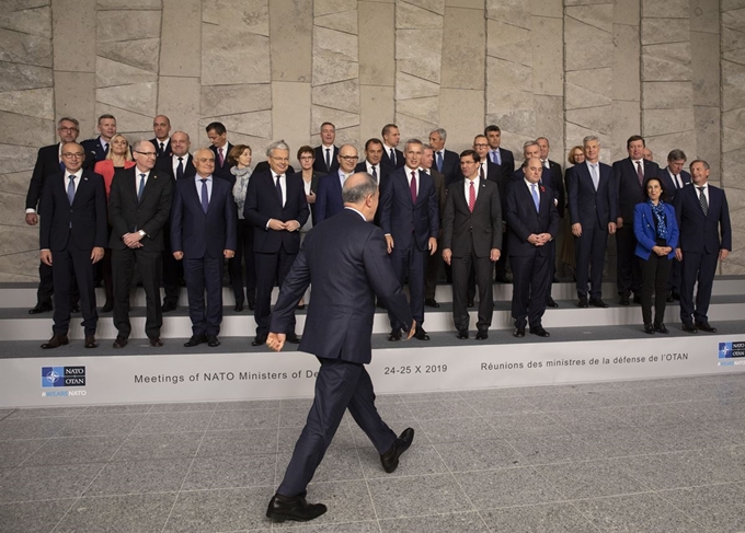 벨기에 브뤼셀의 북대서양조약기구 나토(NATO) 본부에서 24일(현지시간) 나토 국방장관회의가 열리고 있는 가운데 훌루시 아카르 터키 국방장관이 단체 기념 사진 촬영에 도착하고 있다. 25일까지 이틀간 열리는 나토 국방장관 회의에서는 터키의 시리아 군사작전에 대해 집중 논의한다. AP 연합뉴스