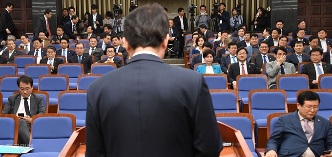 25일 국회에서 열린 더불어민주당 의원총회에서 의원들이 이인영(뒷모습) 더불어민주당 원내대표의 발언을 듣고 있다. 오대근 기자