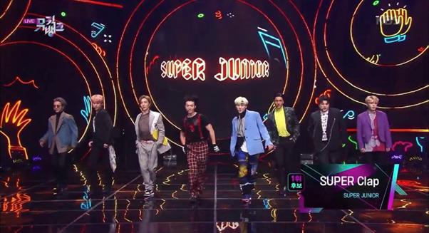 슈퍼주니어가 KBS2 ‘뮤직뱅크’에서 신곡으로 무대를 꾸몄다. 방송 캡처