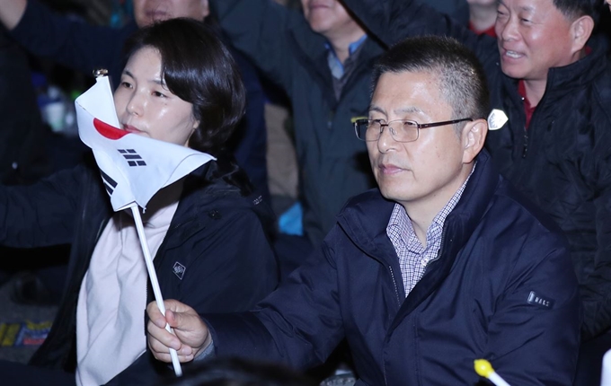 황교안 자유한국당 대표가 25일 오후 서울 광화문광장에서 문재인하야범국민투쟁본부 주최로 열린 제3차 범국민투쟁대회에 참가해 태극기를 흔들고 있다. 연합뉴스