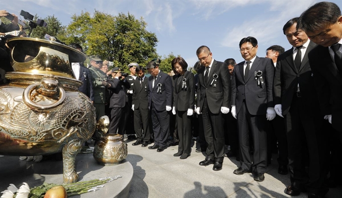 김진태 자유한국당 의원(앞줄 오른쪽 두번째부터), 홍문종 우리공화당 공동대표, 황교안 자유한국당 대표, 나경원 원내대표, 조원진 우리공화당 공동대표가 26일 서울 동작구 국립서울현충원에서 열린 박정희 전 대통령 서거 40주기 추도식에서 박 전 대통령 묘소에 헌화 후 묵념하고 있다. 뉴스1